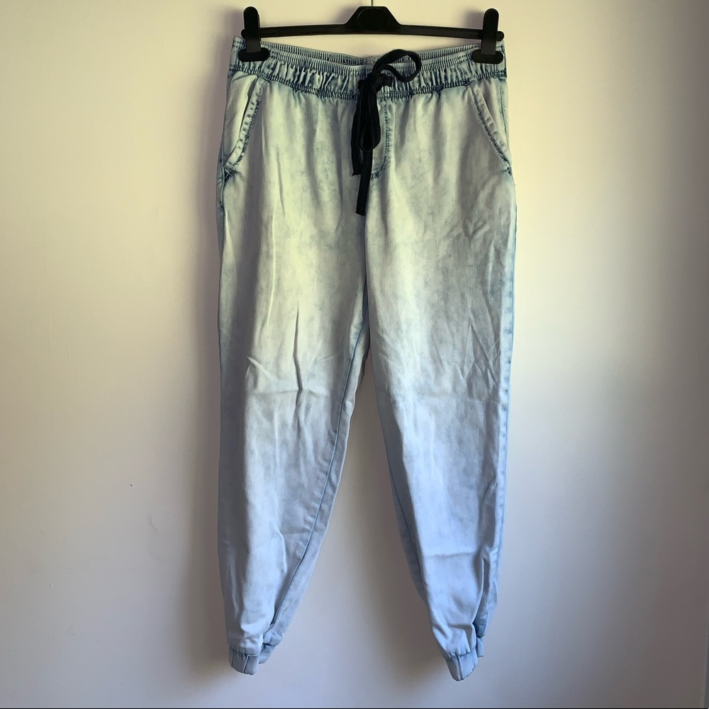 Women’s light wash Joggers Size Small